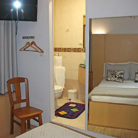 לינה וארוחת בוקר Residencial Paranhos 2*